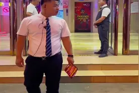 盘点KTV里的硬核拉客，网友:一条狗路过他们ktv都要唱首歌才能走视频封面