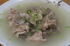 熬骨头汤不能直接熬，下锅前多上这么一步，熬出来的汤又白又鲜美