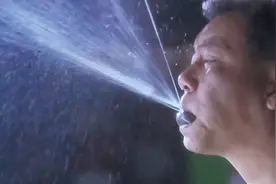 食神：大哥不知道撒尿牛丸如何撒尿，整个放进嘴里咬，太逗了视频封面