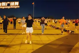 入门32步广场舞《你的万水千山DJ》柔情动感歌曲听醉唱醉，简单视频封面