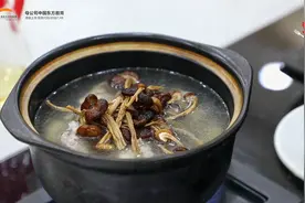 大厨教学“茶树菇炖猪骨”记住这几点，简单美味的猪骨汤就好了！视频封面