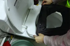 太有才了，废旧衣服剪一剪，以后卫生间马桶垫都不用买了