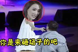 演唱会不要随便递话筒，你永远不知道台下是王者还是砸场子的！视频封面