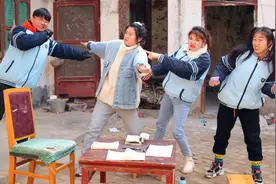 短剧：老师让同学们说出对方的优点和缺点，他们会怎么说呢？真逗视频封面