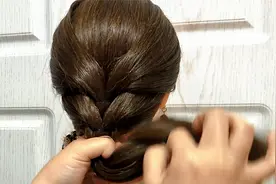 这款发型最近火了，扎两下再编一编，发型超级优雅还百搭