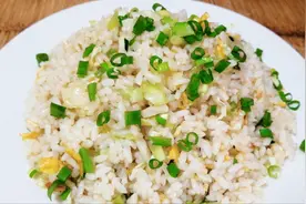 隔夜米饭怎么做最好吃？这样做米饭颗粒分明不粘锅，天天吃都不腻视频封面