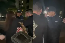 广东女孩喝醉抱着雪糕筒路障不撒手，保安小哥一句话众人笑到岔气视频封面