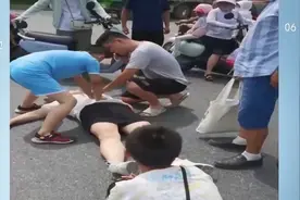母亲骑车突然晕倒，9岁儿子为她做心肺复苏，路人及拨120视频封面
