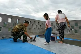 旧房改造27：楼顶防水这样做，想漏都不怎么可能了视频封面