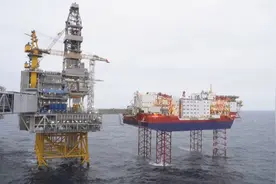 俄乌战争爆发 原油价格飙升 布油期货价格7年来首次破百视频封面