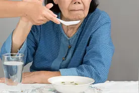 辟谣：糖友饿肚子就会降糖！专家：一般血糖不降反而升！视频封面