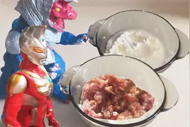 麦克斯奥特曼剁肉馅，哥尔赞和面，准备做美味包子咯！视频封面