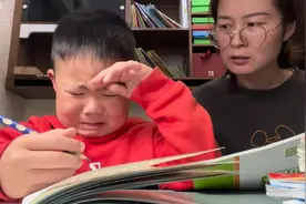 妈妈在家辅导儿子写作业，突然情绪失控疯狂发飙，儿子被吓得大哭视频封面