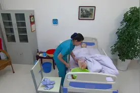 养老护理之老人照料床上擦浴@南粤家政视频封面