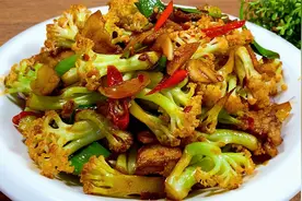 炒花菜有人焯水，有人直接下锅炒，教你正确做法，清脆爽口又下饭视频封面