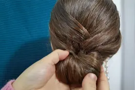 女神款气质盘发造型，扎好发型让人羡慕，很有魅力的一款扎发视频封面