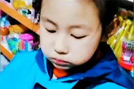心酸！年幼女孩身世悲惨，买文具钱不够！老板的举动，让人暖心！视频封面