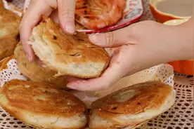 燕子38元买1斤牛肉，学做香酥宫廷牛肉饼，酥的碰牙就碎视频封面