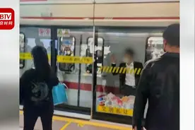 千钧一发！男子被夹屏蔽门与地铁间 站务员飞奔按下按钮锁止列车视频封面
