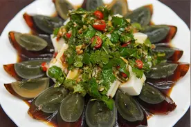 凉拌皮蛋豆腐要好吃主要靠调汁，教你万能凉拌汁做法，年夜饭必备