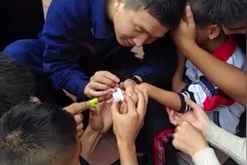 男孩抠保温瓶盖手指被卡，手指红肿大哭喊痛，消防员捂其眼安慰视频封面
