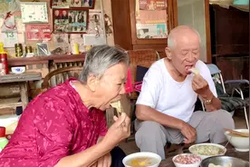 78岁大爷生活在农村，吃嘛嘛香身体倍儿棒，看大爷大娘天天吃啥饭视频封面