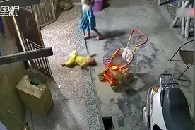 6个月大的宝宝不慎从婴儿车翻出 爸爸误以为是姐姐推倒大声责怪视频封面