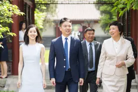 恭喜！48岁刘强东二胎喜得爱子，陪老婆章泽天生产后立马回国工作视频封面