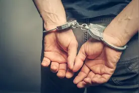 甘肃警方通报男子遭围殴掩埋后致死：8嫌犯被刑拘，均系未成年人视频封面