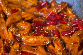 香辣鸡翅的家常做法，出锅香辣味十足，一口一个，好吃到舔手指