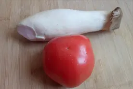 1个杏鲍菇1个西红柿最好吃的做法，炒前多加这一步，好吃又下饭