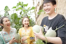 吐鲁番哈密瓜誉为瓜中劳斯莱斯？独特气候孕育甘甜瓜果，脆甜如蜜视频封面