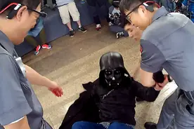 极限挑战：王自健遭戏耍，没想到他被六个人当场扒了鞋子！视频封面