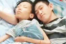 体重仅30斤女子与老公相爱多年，被爆怀孕后，孩子现状令人沉默视频封面