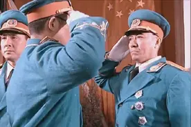 亮剑：李云龙被授少将军衔，老首长上台讲话，让人听得热血沸腾视频封面