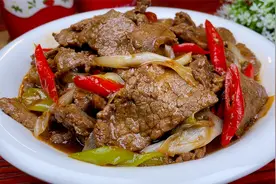 葱爆牛肉很多人做错了，教你几个小技巧，出锅葱香肉嫩，真解馋视频封面