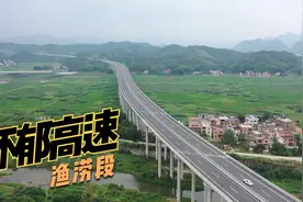航拍广东怀郁高速封开渔涝段，沿路车流量不多，但风景如画视频封面