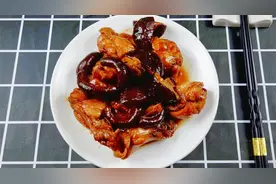 香菇炖鸡脆根做出的味道非常美味哦，真是一道非常不错的家常菜