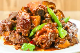 家常排骨这样炖浓郁入味，厨师长的调料清单很详细，一咬就脱骨