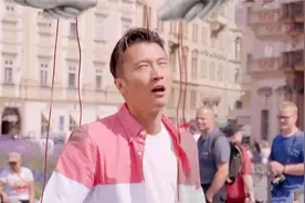 宋茜玩木偶人谢霆锋搞怪模仿，直言：他一直是这样的，谢霆锋幽默视频封面