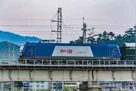 洛阳开往福州的K29次客车经由峰福铁路进入延平东站