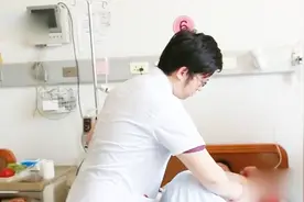 妇产科男医生的工作日常，例行查房给产妇做检查视频封面