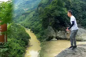 探秘广西深山峡谷，老虎能借着大石一跃而过？洪水后木头堆满岸边视频封面