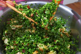 韭菜馅包子好吃有诀窍，调馅时多加一步，韭菜不出水，翠绿不发黄