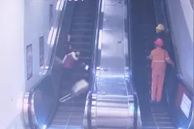 飞来横祸！女子坐电梯被行李箱“砸断”腰 只因对方手滑没拿稳视频封面