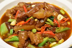 #兰轩美食#大厨教你砂锅牛腩筋的家常做法，香辣鲜美入味太好吃了