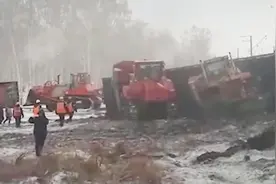 世界最长铁路受阻 俄一火车29节车厢脱轨，暂无人员伤亡视频封面