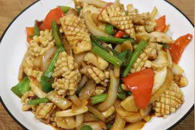 大厨教你爆炒鱿鱼的家常做法，脆嫩鲜香没腥味，刚出锅就流口水了视频封面