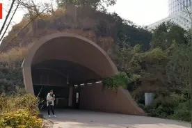 成都“霍比特地铁站”走红：依山丘而建酷似山洞视频封面