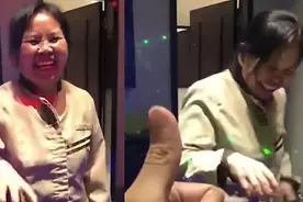 千万别看轻KTV任何人！保洁大妈被拉着玩色子，一出手你们就输了视频封面